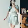Traje de baño de dos piezas estilo nuevo 2026 para mujer, dulce estampado floral, conservador, adelgazante, que cubre el abdomen, para vacaciones en aguas termales, al por mayor