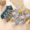 Meias Sociais Femininas Estilo Court com Relevo Tridimensional Floral Retrô Étnico Baixas Tipo Barco Feitas de Algodão