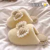 Pisando em merda se sentir chinelos de algodão femininos 2026 novo estilo outono e inverno interno casa silencioso sola macia mais veludo quente chinelos de algodão femininos