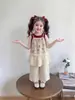 Conjunto de Jardineira Floral para Meninas Verão 2026 Novo Estilo Moda Coreana Fashionável Conjunto de Verão para Bebês Moda Infantil Conjunto de Três Peças