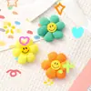 Broche de girassol com rosto sorridente estilo pastoral novo de verão atacado pingente fofo para bolsa de meninas acessórios de vestuário