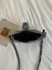 Bolsa de ombro estilo jeans retrô americano, perfeita para o dia a dia, com um design estiloso e único apresentando enfeites de fivela de metal, uma bolsa de ombro para mulheres