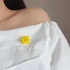 Broche de Tecido com Pétalas de Contas Feito à Mão, Broche de Flor de Nicho de Alta Qualidade, Alfinete Anti-Exposição, Broche de Alta Qualidade
