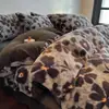 Juego de Ropa de Cama de Cuatro Piezas de Peluche de Piel de Conejo con Estampado de Leopardo Maillard Cubre Duvet de Felpa de Coral de Leche Grueso para Invierno Sábana Cálida Ropa de Cama
