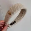 Diadema de Lana Roja Suave de Año Nuevo con Ala Ancha Etiqueta Dorada Cabeza de Pony para Mujer, Pinza para el Cabello Versátil de Gama Alta Diadema Accesorio para el Cabello