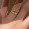 Anillo de Alas de Ángel Femenino con un Toque de Lujo Ligero y Gama Alta, Anillo de Vidriera Repujada Estilo Palacio, Anillo Abierto Vintage