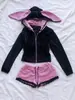 Roupas femininas de subcultura transfronteiriça: casaco curto com bolso de coração de renda e capuz de orelhas de coelho, conjunto de duas peças de veludo com shorts de cordão