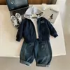 Chaqueta con capucha de retazos para niño de otoño con bordado en inglés, Ropa exterior de dos piezas simulada, Jeans doblados, Conjunto casual para niño pequeño