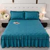 Falda de Cama Acolchada Estilo Coreano Cubrecama Juego de Cama de una Pieza Falda de Cama Más Funda de Almohada Juego de Tres Piezas Color Sólido con Algodón Encaje de Nuevo Estilo Todas las Estaciones