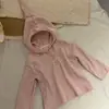 Blusa de manga longa com capuz listrada estilo INS para bebês e crianças pequenas, doce camisa base com botões para meninas