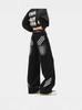 Calça jeans retrô vermelha com três listras oblíquas, estilo americano, com visual urbano, corte reto e costura lateral. Calça moderna e estilosa.