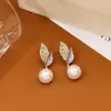Brincos de pérola com folha de diamante cintilante estilo europeu e americano para mulheres, elegantes e modernos, brincos requintados e de luxo leve, atacado transfronteiriço