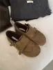 Sapatos Casuais Femininos Retrô com Duas Fivelas e Padrão Gravado, Forrados com Fleece, com Aumento Oculto de Altura, Sapatos Slip-On Estilo Birkenstock Quentes e de Solado Macio para o Inverno 2025
