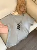 2025 Nuevo Estilo de Verano Ajustado Delgado Cuello en V Empalme de Encaje Camiseta Corta Chic de Manga Corta para Mujer Diseño de Nicho Top Corto
