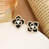 Pendientes de camelia aguja de plata vintage para celebridades de internet, pendientes elegantes de trébol para mujer, negros, simples, de moda, nicho