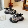 Zapatillas de papá para niños 2026 primavera y otoño nuevo estilo zapatillas deportivas de malla transpirable para niñas zapatillas casuales antideslizantes de suela blanda para niños de moda