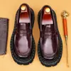 [Couro Genuíno] Sapatos Masculinos de Couro Brilhante 2026 Novo Estilo Solado Grosso Estilo Britânico Color Block Mocassins Slip-On Mocassins Masculinos