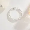 Anillo Minimalista de Perla con Cruz, Estilo de Alta Gama para Chicas, Diseño de Nicho, Moderno y Versátil, Anillo Fino de Cadena Hueca