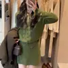 Um conjunto de tricô deslumbrante para mulheres, perfeito para looks de outono e inverno: um conjunto completo incluindo um suéter verde, um cardigã e uma saia, feito de lã