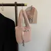 Bolso de Felpa con Pelo Retro para Mujer Otoño e Invierno 2024 Nuevo Bolso Cubo Peludo Portátil Cruzado para Llevar en la Mano o al Hombro