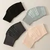 Las rodilleras de verano son ultradelgadas, sin costuras, transpirables, no dan calor, muy elásticas, resistentes a las bolitas, adecuadas para deportes y no aprietan las piernas, protegiendo las articulaciones de la rodilla.