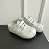 Sandálias slip-on femininas de comércio exterior para a Primavera/Verão de 2026 com solas grossas e palmilhas ocultas para aumento de altura para uso externo, transfronteiriço