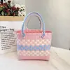 Nova bolsa de piquenique de primavera, bolsa de palha grande, esquema de cores rosa fofo, design xadrez color-block fresco e estiloso