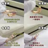 Versión Alta Pendiente Serpiente Oreja Baojia Moda Lujo Ligero Taladros Cabeza y Cola Dos Círculos Taladros Completos Artesanía de Precisión CNC Pendiente Serpiente de Temperamento Zodiaco