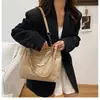 Bolsa Tote para Deslocamento Transfronteiriço Grande Capacidade Feminina 2025 Nova para Estudantes Universitários Bolsa de Ombro para Aula Estilo Bolsa Portátil de Axila