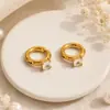 Nuevos aretes de acero inoxidable transfronterizos con un toque de lujo ligero y alta gama, incrustados con circonia cuadrada, chapados en oro de 18 quilates, impermeables y que conservan el color