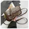 Bolsa Estilo Live-Streaming de Mão Vintage 2025 Novo Design de Nicho Moda Transversal Bloqueio de Cores com Letras Bolsa de Ombro Único Estilo Sela