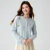 Un cárdigan de cachemira suave y elegante con delicado bordado floral y cuello redondo, perfecto para usar en capas y crear un look versátil de estilo coreano.