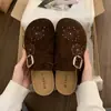 Outono/Inverno 2026 Novo Versátil Birkenstock Feminino Roupa Exterior Bordado Fogos de Artifício Pessoa Preguiçosa Solado Grosso Slip-on Bico Fechado Birkenstock Meia-chinelo