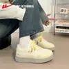 Tênis de puxar para mulheres, cabedal em malha, novo modelo de verão 2026, sapatos femininos respiráveis, sapatos brancos de sola grossa, versáteis para estudantes Y