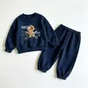 Nuevo conjunto de sudadera versátil de dibujos animados para niños estilo comercio exterior, favorecedor y fácil de combinar, cómodo conjunto de nuevo estilo para bebés y niños pequeños