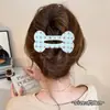 Um grampo de cabelo estiloso e versátil para mulheres, apresentando um design de bico de pato que não pressiona a parte de trás da cabeça, perfeito para criar penteados elegantes no outono e inverno.