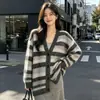 Cardigã de lã escovada de comprimento médio outono e inverno novo estilo feminino listras contrastantes gola V manga longa casaco solto top de tricô