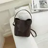 Bolso cubo tejido retro versátil de nicho estilo francés 2026 modelo nuevo con un toque de alta gama, bolso de hombro y bandolera simple