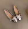 Nuevos zapatos planos plateados estilo chino, suaves zapatos rojos sencillos, Mary Janes, ballet, suela blanda, estilo caramelo pequeño Chanel, zapatos de mujer, otoño, francés