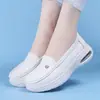 Zapatos de enfermera blancos para mujer con amortiguación de aire en forma de corazón morado, suela gruesa, absorbentes de impactos, suela suave, sin cordones, punta abierta, boca poco profunda, zapatos de trabajo médicos