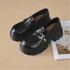 Mocassins de sola grossa estilo britânico para aumentar a altura para mulheres, novo modelo outono 2026, sapatos pretos modernos de couro ultrassuave sem cadarço
