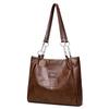 Bolsa de Couro Macio Transfronteiriça de Grande Capacidade Bolsa Feminina Vintage Trabalho Viajante Bolsa de Ombro Leve Luxo Texted Portátil Bolsa Nas Axilas