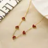 Colar Yunyao Design Exclusivo em Aço Titânio para Mulheres, Corrente para Clavícula com Múltiplos Pingentes de Coração em Ouro 18K com Coração Esmaltado Tridimensional