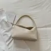 Bolso tejido de diseño de nicho de verano para mujer, nuevo modelo 2026, versátil para el trabajo, bolso de un solo hombro para llevar debajo del brazo, bolso de mano pequeño para salir