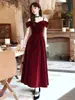 Vestido de Brinde Off-Shoulder Estilo Francês para Noivas, Veludo de Luxo Leve para Noivado, Vestido de Casamento de Alta Qualidade na Cor Borgonha para a Noite com um Toque de Sofisticação