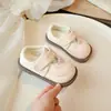 Zapatos de cuero de suela blanda para niñas, nueva colección primavera/otoño 2026, zapatos de princesa modernos y versátiles para niños, adecuados para niños pequeños y mayores, con diseño estilo chino