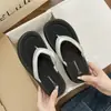 Chanclas de plataforma gruesa para mujer para el verano de 2026, nuevas sandalias de dedo casuales versátiles antideslizantes para la playa