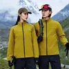 Jaqueta corta-vento e impermeável com forro de fleece feita sob medida, com gola alta, apresentando logotipos estampados, adequada para vestuário de trabalho ao ar livre e uniformes corporativos para primavera e outono