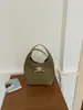Bolso cruzado de alta gama pequeño para mujer, nuevo, retro, de nicho, tipo cubo para commuting, elegante, de un solo hombro, cruzado, moderno
