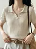 Top de punto elegante de color avena con cuello polo calado de manga corta para mujer, estilo 'old money' de verano, tacto de alta gama, camiseta de hombro normal